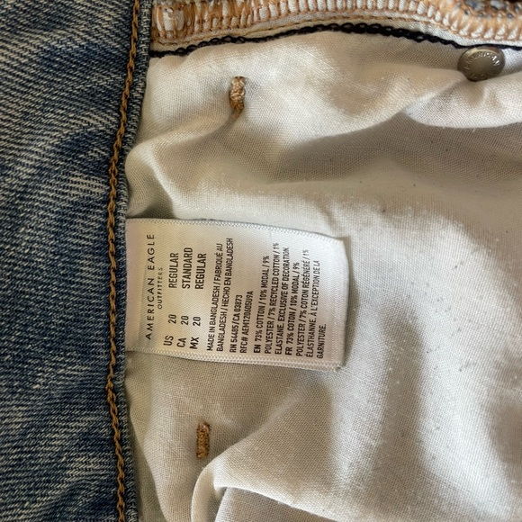 AMERICAN EAGLE HIGH WAISTED DISTRESSED CURVY MOM JEAN - Picture 5 of 5
